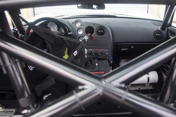 Với sức mạnh này cùng những chi tiết ngoại thất tăng cường, Viper ACR-X có thể hoàn thành một vòng chạy tại trường đua Laguna Sega trong chỉ 1 phút 31 giây, nhanh hơn ACR tiêu chuẩn 3 giây và chạy một vòng Nurburgring trong 7:03.058, nhanh hơn Viper ACR đến hơn 9 giây.