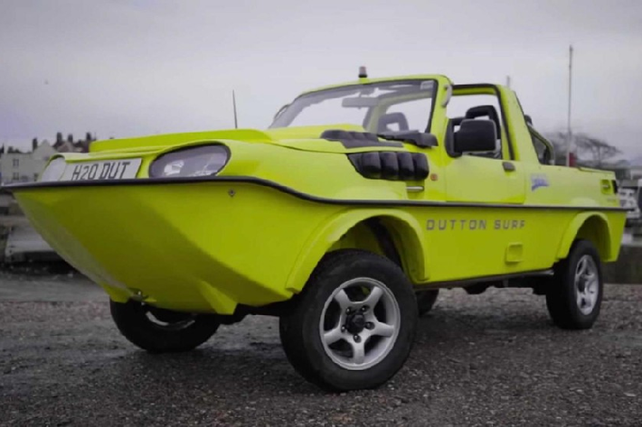 Được gọi là Surf, chiếc Jimny “lai tạo thuyền” có sử dụng tất cả bộ phận máy móc từ Jimny, và Dutton bổ sung thêm một hệ thống động cơ đẩy trên mặt nước tương tự như loại có trên một chiếc thuyền cá nhân.