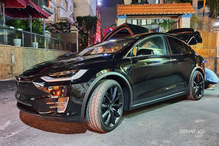 Mới đây, một chiếc Tesla Model X chạy điện vừa được bàn giao cho chủ nhân tại TP HCM. Theo quan sát, chiếc xe này có ngoại thất màu đen, nội thất sáng màu cùng một số trang bị hiện đại nhằm hỗ trợ người lái. Hiện tại, Tesla chưa có hệ thống đại lý phân phối tại Việt Nam nên tất cả các xe của thương hiệu này trong nước đều đang được phân phối theo dạng nhập khẩu tư nhân với mức giá dao động khoảng trên 11 tỷ đồng cho mẫu Model X cao cấp.