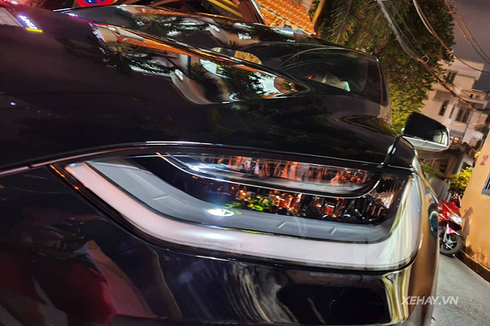 Bên cạnh hiệu suất mạnh mẽ, SUV điện Model X P100D còn gây ấn tượng khi được trang bị cửa cánh chim và kính chắn gió trước dạng Panorama- đây là loại kính liền mảnh lớn nhất từng được lắp trên một mẫu xe đại trà. Cửa cánh chim trên Tesla Model X P100D cũng có thể mở dễ dàng dù cho đang đậu trong không gian chật hẹp bị kẹp sát giữa hai xe.