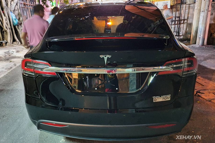 Điểm nhấn ngoại thất của chiếc Model X này nằm ở màu sơn đen mạnh mẽ, hệ thống đèn chiếu sáng đều là dạng LED, la-zăng 22 inch sơn đồng màu thân xe, cụm phanh Brembo màu đỏ nổi bật, cửa sau dạng cánh chim cắt kéo có thể mở lên / đóng xuống dễ dàng dù xe đỗ ở khu vực hẹp. Bên cạnh đó, Tesla Model X còn là chiếc xe thương mại đầu tiên có bộ lọc HEPA đặt ở mặt trước của xe, giúp không khí bên trong cabin luôn đảm bảo sạch sẽ, không phụ thuộc chất lượng không khí bên ngoài.