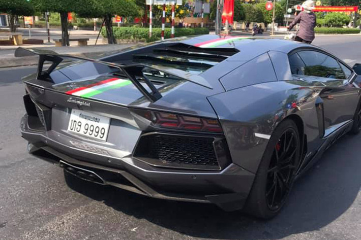 Ngoài ra, chiếc siêu xe Lamborghini Aventador LP700-4 còn lại có gói độ Novitec, xe mang biển "tứ quý" 9 của Lào được trưởng đoàn Car Passion điều khiển. Siêu bò này mang ngoại thấy màu xám lông chuột cùng với 3 sọc màu xanh lá cây, trắng và đỏ dán ở nắp capô tượng trưng cho Quốc kỳ nước Ý, cũng là quê hương của hãng siêu xe Lamborghini.