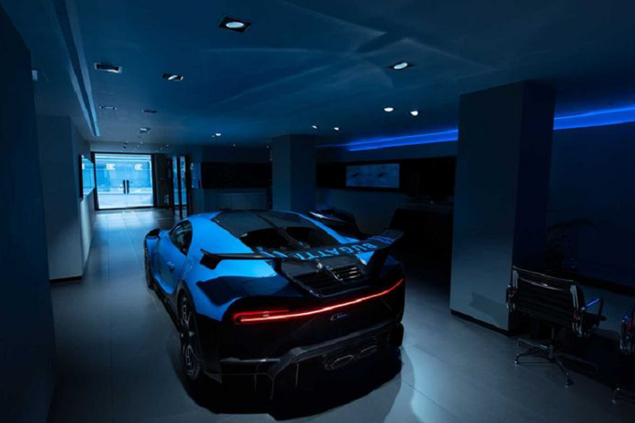 Chiron Pur Sport vẫn sử dụng khối động cơ W16 8.0L với bốn bộ tăng áp, sản sinh ra công suất tối đa 1.479 mã lực nhưng đã được tinh chỉnh lại về hiệu suất hoạt động ở các dải vòng mua máy. Cụ thể, vòng tua máy tối đa của bản Pur Sport đã được tăng thêm 200 vòng/phút và đạt mức cực đại 6.900 vòng/phút.