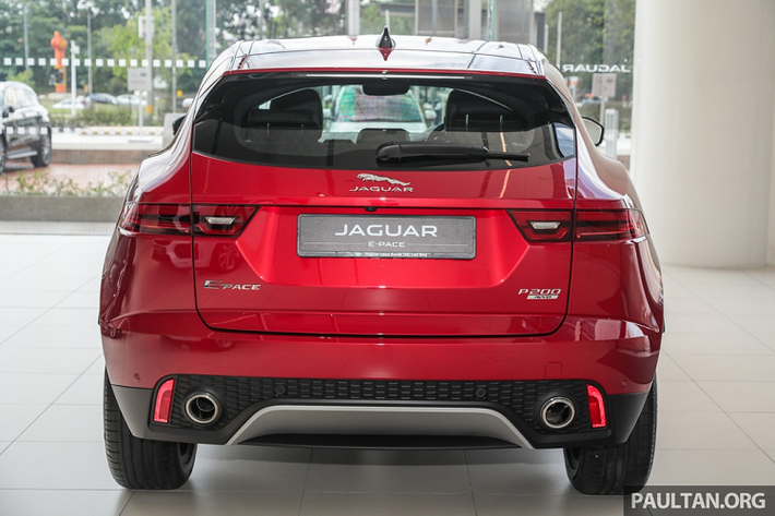Jaguar E-Pace có thiết kế ngoại thất tương đồng với chiếc F-Pace. Tuy nhiên, vẻ bên ngoài của E-Pace vẫn tạo được nét khác biệt với những đường bo tròn mềm mại hơn.