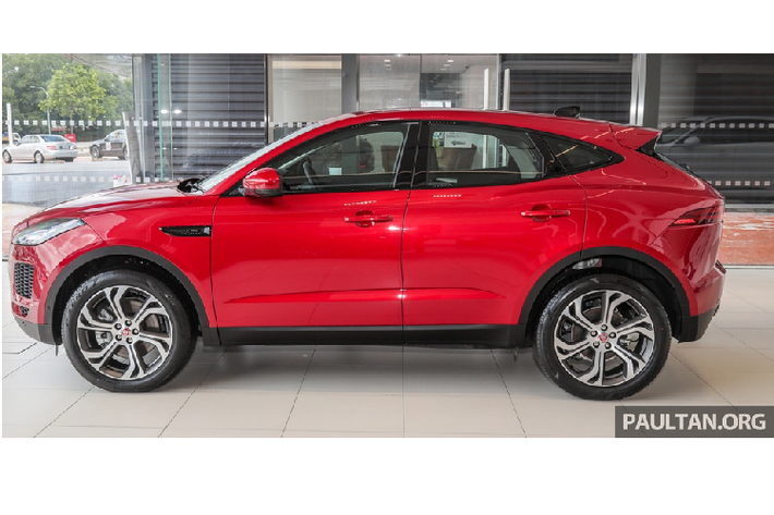 Jaguar E-Pace có chiều dài x rộng x cao lần lượt là 4.395 x 1.984 x 1.649 mm, chiều dài cơ sở đạt 2.681 mm. Khoảng để chân tối đa cho hàng ghế trước là 1.108 mm và tối đa cho hàng ghế sau là 892 mm.