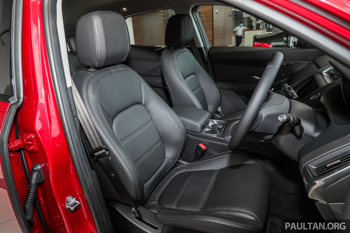 Những trang bị an toàn trên Jaguar E-Pace P200 gồm cảnh báo chệch làn đường, hỗ trợ giữ làn đường, cảnh báo mất tập trung, hệ thống 6 túi khí.