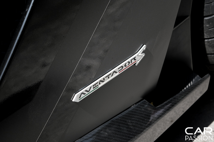Chiếc Aventador S còn được khoác lên mình bộ decal mới rất cá tính với các gam màu đan xen nổi bật thay cho màu áo Giallo Orion đơn sắc nguyên bản. Bộ decal được phối giữa hai màu đen vàng chính cùng các mảng màu xám. Cách phối màu này mang đến cho chiếc xe một vẻ ngoài phá cách cũng như rất hiện đại cùng tính nghệ thuật cao.