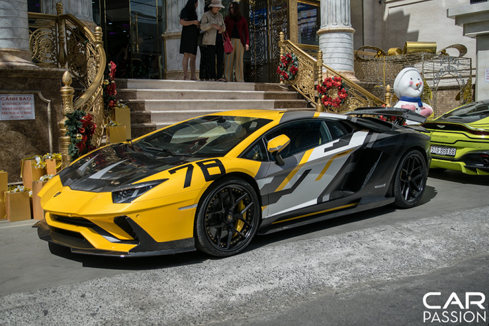 Lamborghini Aventador S độc nhất tại Việt Nam là chiếc xe gắn liền với tên tuổi của doanh nhân Hoàng Kim Khánh khi đã cùng xuất hiện với anh trong nhiều sự kiện khác nhau, đặc biệt chiếc xe cũng là bạn đồng hành của vị doanh nhân này trong hai năm diễn ra hành trình CarPassion 2018 và 2019.