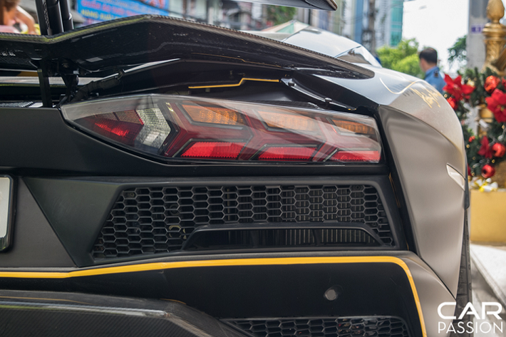 Lamborghini Aventador S độc nhất Việt Nam sở hữu những chi tiết độ được nhập khẩu và nâng cấp bởi thương hiệu TL Performance. Xe được trang bị động cơ V12 hút khí tự nhiên có dung tích 6.5 Lít, sản sinh công suất tối đa 740 mã lực và mô men xoắn cực đại đạt mức 690 Nm.