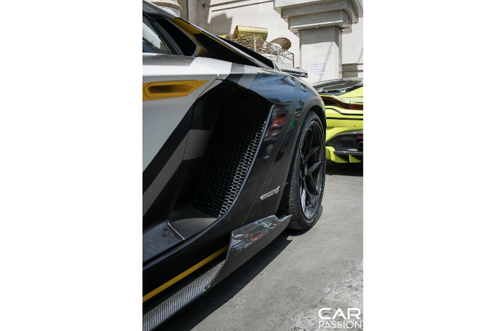 Kết hợp với bộ bodykit hầm hố chính là cánh gió đuôi cỡ lớn Tecno của DMC làm bằng sợi carbon với thiết kế cách điệu. Phần chân cánh gió được thiết kế song song đan chéo lạ mắt, khác biệt với những phiên bản cánh gió khác thường thấy của DMC.