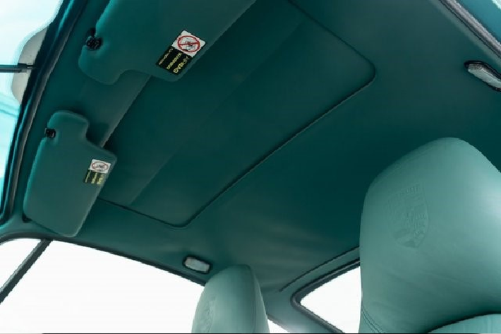 Trần xe cũng được bọc da cùng màu với những chi tiết khác. Phiên bản Porsche 911 Turbo S 1997 có trang bị cửa sổ trời.