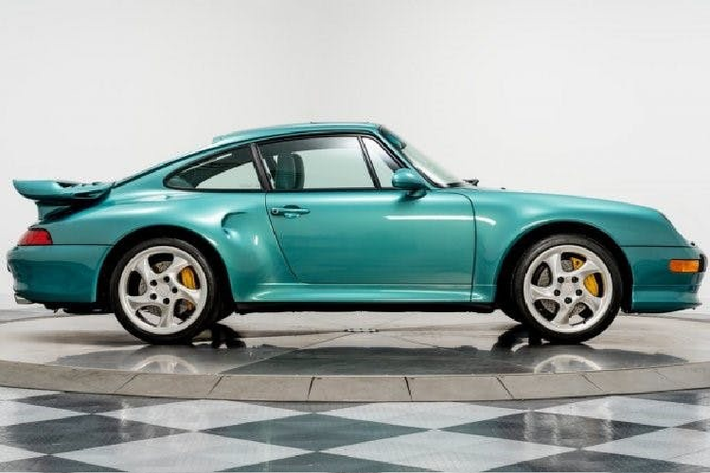 Theo như duPont Registry, đơn vị chuyên bán những mẫu xe sưu tầm, chỉ có 183 phiên bản Turbo S của Porsche 911 thế hệ 993 được sản xuất. Trong số đó, mẫu xe thể thao họ đang chào bán là chiếc hiếm hoi có màu xanh Wimbledon Green.