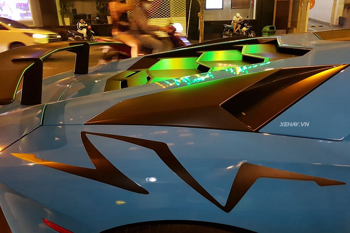 Về ngoại thất, siêu phẩm Lamborghini Aventador LP750-4 SV sở hữu một số chi tiết được thiết kế lại như các hốc gió trước, ở bên hông xe được trang bị thêm cánh lướt gió mới và đuôi xe có sự thay đổi ở bộ khuếch tán, lưới tản nhiệt, ống xả nhưng đáng kể nhất là cánh lướt gió cố định cỡ lớn bằng carbon.