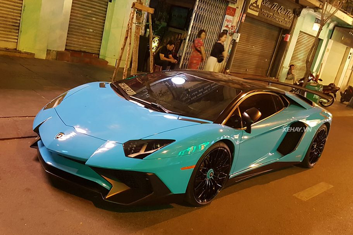 Siêu xe Lamborghini Aventador LP750-4 SV trong bài viết được đưa về nước hồi cuối năm 2016 với "bộ cánh" nguyên bản màu xanh dương đậm. Sau hơn 4 năm lăn bánh, "siêu bò" nước Ý đã trải qua nhiều lần thay đổi màu sơn ngoại thất cùng một số tinh chỉnh nhỏ về trang bị.