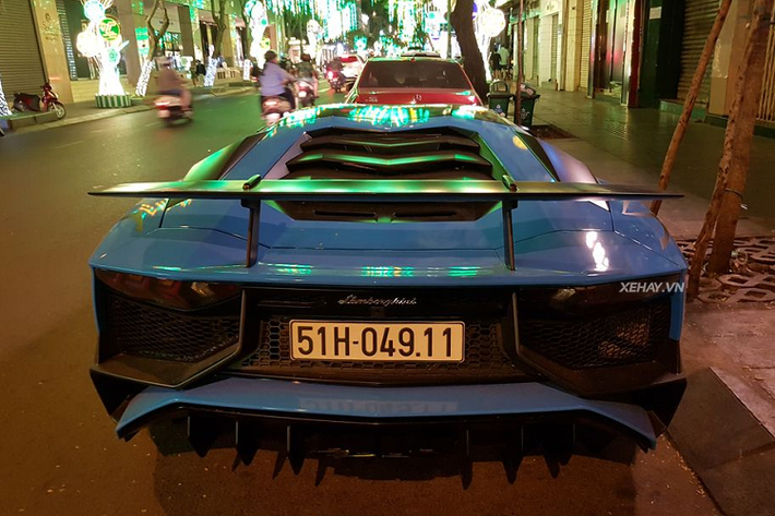 Những nâng cấp khí động học đáng chú ý của Aventador SV coupe bao gồm bộ líp cản trước sửa đổi và bộ khuếch tán phía sau cùng cánh gió cỡ lớn, hệ thống lái điện tử nâng cấp cho khả năng cơ động ở tốc độ cao, hệ thống treo bổ sung các thanh giằng giúp tăng độ ổn định. Thêm vào đó còn là bộ mâm kích thước 21 inch đa chấu sơn đen nhám kết hợp với bộ lốp Pirelli cực mỏng