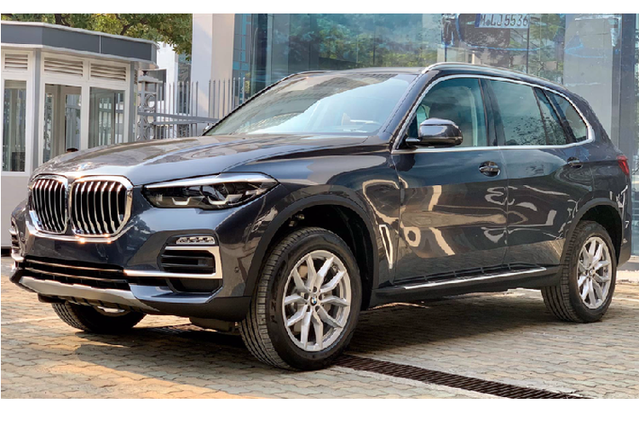 BMW X5 2020 mới đang bán ra tại thị trường Việt Nam thuộc nhóm phiên bản hoàn toàn mới của BMW toàn cầu. Mẫu xe này chính thức ra mắt khách hàng trong nước hồi tháng 7/2019 và được phân phối chính hãng với chỉ 1 phiên bản duy nhất là bản xDrive 40i.