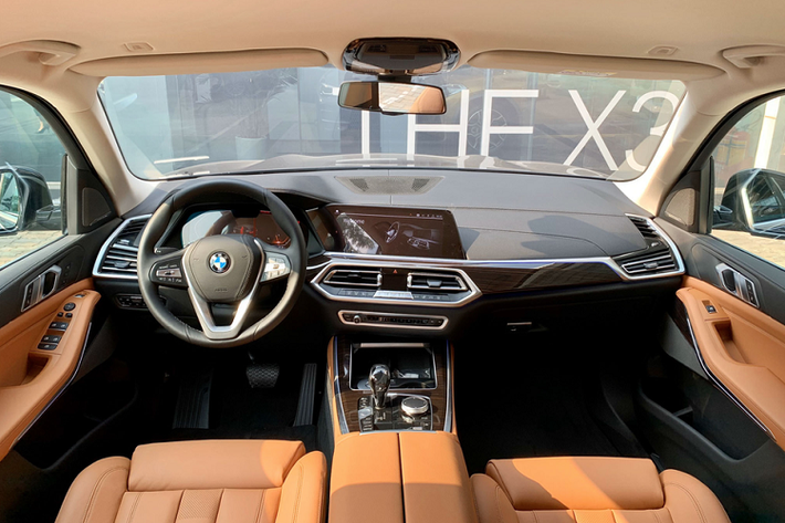 Về thiết kế tổng thể, BMW X5 phiên bản nâng cấp cần số pha lê sẽ không có bất cứ điểm khác biệt nào so với phiên bản từng ra mắt công chúng hồi tháng 7/2019.