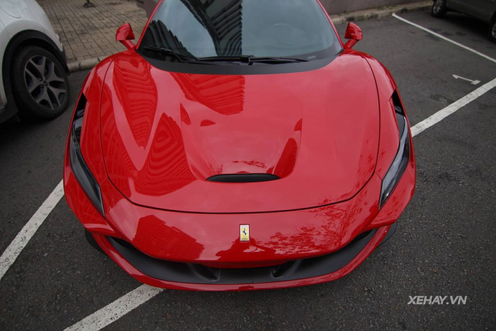Quay trở lại với siêu phẩm Ferrari F8 Tributo độc nhất tại Việt Nam. Chiếc xe này thuộc sở hữu của doanh nhân Nguyễn Quốc Cường (Cường Đô la), một tay chơi xe khét tiếng cả nước. Ferrari F8 Tributo độc nhất được đưa về Việt Nam hồi cuối năm 2019 thông qua diện nhập khẩu tư nhân.