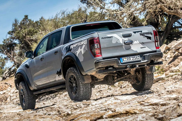 Về đánh giá tổng thể, mẫu pick-up Ranger Raptor đã thể hiện xuất sắc trong nhiều khía cạnh, ngoại trừ khối động cơ Bi-turbo 4 xi-lanh. Tuy sở hữu các thông số không mấy thuyết phục nhưng khối máy diesel này vẫn “đủ dùng” trên 1 mẫu bán tải như Raptor. Hiểu được nhược điểm đó, Ford có vẻ như sắp tung ra một sự thay đổi lớn bên dưới nắp capo của Raptor.