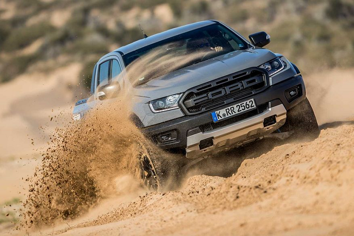 Cho tới nay, bán tải Ford Ranger Raptor dường như vẫn là một “trái cấm” đối với những người yêu bán tải tại Mỹ. Mẫu bán tải off-road cỡ trung của Ford này đã xuất hiện tại thị trường châu Âu, châu Á hay bất cứ đâu có sự hiện diện của người anh em Ranger, ngoại trừ Mỹ.