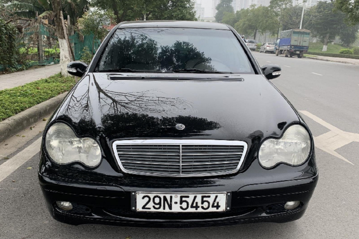 Mẫu Mercedes-Benz C 180 mới đã có doanh số khá mềm nhưng giá xe cũ còn có giá khiến người khác kinh ngạc hơn nữa. Mẫu Mercedes-Benz C 180 cũ đời 2001 có giá rao bán chỉ 175 triệu đồng. Xe đã qua sử dụng và chạy được 10.000 km, lắp ráp trong nước.