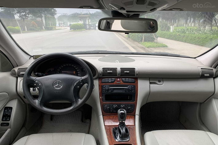 Với mức giá cạnh tranh như thế này, Mercedes C 180 sẽ nhanh chóng chiếm được cảm tình của người tiêu dùng. Chỉ với việc bỏ ra thêm hơn 100 triệu, người tiêu dùng đã có thể nâng cấp từ xe phổ thông lên xe hạng sang Mercedes-Benz.