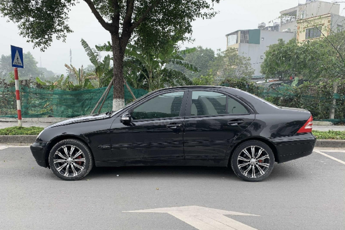 Ở thế hệ mới nhất phân phối tại Việt Nam, Mercedes C 180 2020 sử dụng động cơ M246 I4 1.5L tăng áp cho công suất tối đa 156 mã lực và mo men xoắn 250 Nm kết hợp với hộp số 9G-TRONIC và dẫn động cầu sau. Khối động cơ này giúp xe tăng tốc lên 100 km/h chỉ trong 8,6 giây.