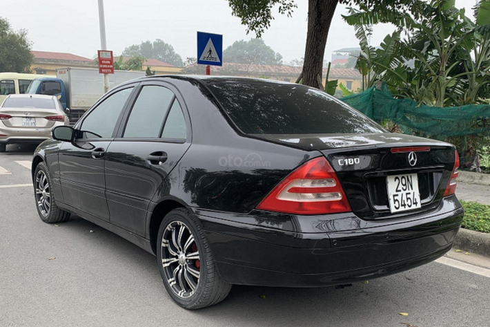 Với việc lắp ráp trong nước, Mercedes-Benz C 180 sẽ có nhiều lợi thế về nguồn cung cũng nhưng cái chính sách ưu đãi về linh kiện nhập khẩu từ Chính phủ Việt Nam. Hiện nay, Mercedes-Benz cũng là thương hiệu có thị phần lớn nhất trong phân khúc xe sang tại Việt Nam.