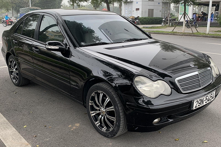 Phiên bản của mẫu xe sang Mercedes-Benz C 180 2020 vừa được thương hiệu ngôi sao 3 bánh cho ra mắt thị trường Việt Nam để thay thế cho bản C 200 trước đây. Đặc biệt giá phiên bản mới là 1,399 tỷ đồng, tương đương với giá của Toyota Camry 2020 (1,029 và 1,235 tỷ đồng).