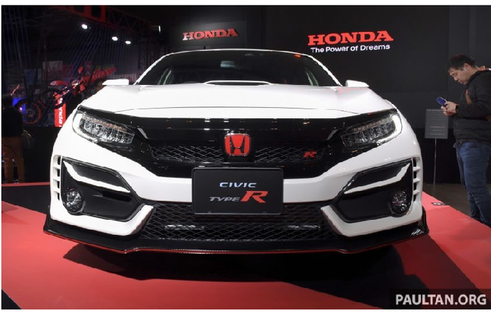 Bên ngoài, Honda Civic Type R nâng cấp 2020 được bổ sung những thay đổi tương tự Civic Hatchback thông thường. Điều này được thể hiện qua khe gió mới ở cản trước/sau và những chiếc vây nhỏ sơn giống màu thân xe trên hốc gió giả cỡ lớn.