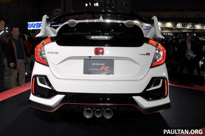 Nằm bên dưới nắp capô của Honda Civic Type R 2020 là khối động cơ giữ nguyên như cũ. Cụ thể, xe được trang bị động cơ xăng 4 xi-lanh, tăng áp, dung tích 2.0 lít, sản sinh công suất tối đa 306 mã lực trên Honda Civic Type R 2020 dành cho thị trường Mỹ.