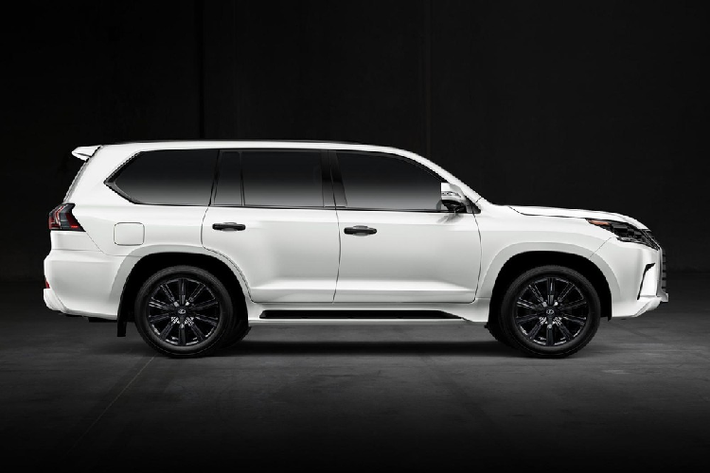 Điểm nhấn của Lexus LX Inspiration Series mới với số lượng sản xuất chỉ đúng 500 chiếc. Được sơn màu đen Black Onyx hoặc trắng White Pearl, Lexus LX Inspiration Series 2021 sở hữu nhiều chi tiết ngoại thất màu đen như lưới tản nhiệt, vỏ đèn và viền chân kính. Thêm vào đó là những chi tiết mạ crôm, logo chữ nổi, tay nắm cửa và bộ vành hợp kim 21 inch màu đen.