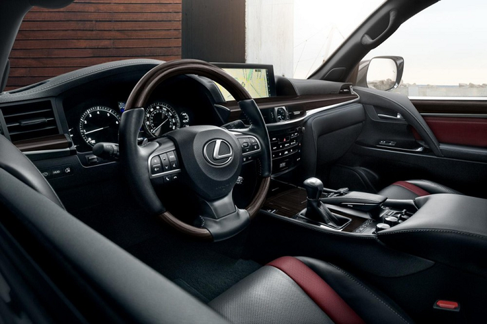 Bước vào bên trong Lexus LX Inspiration Series 2021, người lái sẽ được chào đón bằng không gian nội thất 3 hàng ghế bọc da semi aniline màu đen phối với màu đỏ Rioja Red. Cuối cùng là trần xe màu đen, thảm sàn đặc biệt và hộc đựng găng tay riêng.
