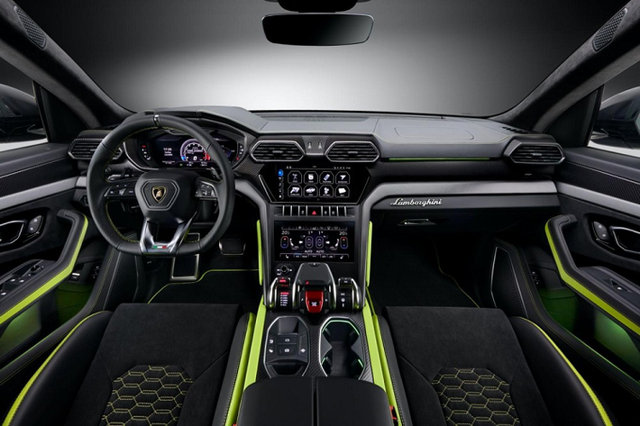 Ở bên trong khoang nội thất của Lamborghini Urus Graphite Capsule mới sẽ có được bộ ghế bọc vật liệu Alcantara có tích hợp chức năng sấy được cung cấp độc quyền dành cho phiên bản này cũng như Lamborghini Urus với màu sơn ngọc trai Pearl Capsule ra mắt cách đây không lâu.