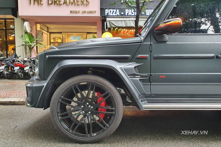 Để chiếc xe của mình thêm phần độc đáo, khác biệt, chủ sở hữu của chiếc SUV hạng sang Mercedes-AMG G63 Edition 1 này đã tìm đến bodykit nhà Brabus - một hãng độ nổi tiếng đến từ Đức.