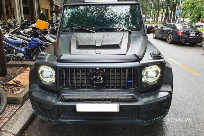 Chiếc Mercedes-AMG G63 Edition 1 vẫn sử dụng động cơ Bi-Turbo V8 4.0L, tạo ra công suất 577 mã lực và mô-men xoắn cực đại 850Nm. Kết hợp cùng hộp số tự động 9 cấp và hệ dẫn động bốn bánh 4Matic, G63 có thể tăng tốc từ 0-100 km/h trong 4,5 giây và đạt vận tốc tối đa 220 km/h. Tại Việt Nam, giá xe Mercedes-AMG G63 Edition 1 nhập khẩu tư nhân khoảng 14 tỷ đồng, chưa gồm bất kỳ tùy chọn nào, và chắc chắn chiếc G63 Edition 1 độ bởi Brabus này sẽ còn đắt đỏ hơn rất nhiều.
