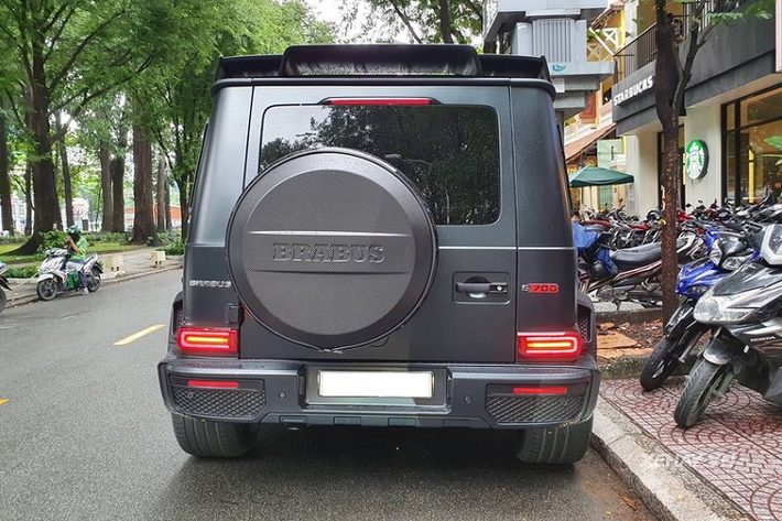 Brabus cũng nâng cấp hệ thống ống xả của xe, hệ thống mới với logo Brabus dập nổi có khả năng tạo ra âm thanh vừa giòn vừa uy lực hơn ống xả nguyên bản gấp nhiều lần.