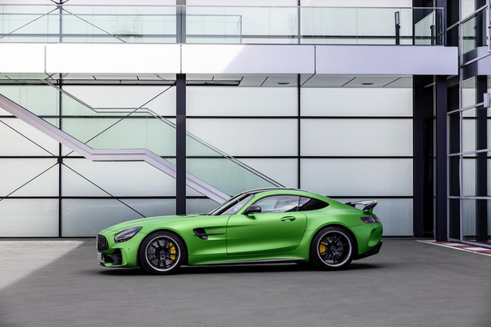 Điểm nhận diện đặc trưng nhất của AMG GT R chính là lưới tản nhiệt nan dọc Panamericana lấy cảm hứng từ huyền thoại 300 SL trong cuộc đua cùng tên tại Mexico. Cản trước, các khe hút gió phía trước và bên hông được mở rộng, vừa tăng khả năng tản nhiệt, cải thiện khí động học cũng như tính thẩm mỹ. Điểm nhấn ở phía sau chính là cánh gió cố định kích thước lớn, tấm khuếch tán hầm hố cùng cụm ống xả trung tâm.