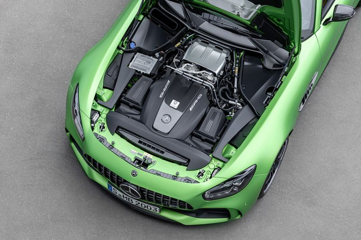 Công nghệ xe đua: AMG GT R sở hữu hệ thống điều khiển lực kéo 9 cấp độ AMG TRACTION CONTROL hoàn toàn mới, giúp người lái điều chỉnh cho phù hợp với độ bám mặt đường thông qua một núm xoay ngay bệ trung tâm. Xe còn sở hữu hệ thống lái bánh sau thông minh, tăng sự linh hoạt khi vào cua, cũng như sự ổn định vượt trội với trục sau mở rộng ra 2 bên.