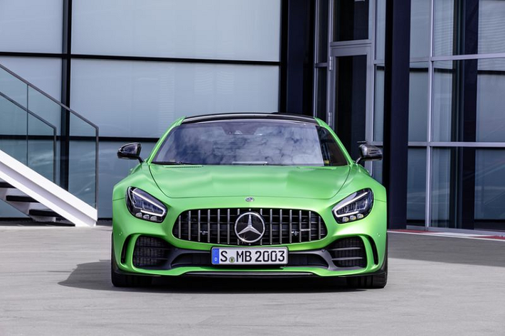 Đáng chú ý, AMG đã thiết kế một cánh chia gió chủ động bằng sợi carbon phía dưới cản trước. Khi xe ở chế độ Race, cánh gió sẽ hạ góc nghiêng xuống thêm 40 mm ở tốc độ trên 80 km/h, giúp tăng lực nén 40 kg khi xe đạt tốc độ 250 km/h. Giá xe Mercedes-AMG GT R mới bán ra chính hãng tại Việt Nam là 11,59 tỷ đồng.