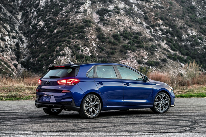 Hyundai Elantra GT là một trong số ít dòng xe hatchback 5 cửa được phân phối tại Mỹ. Mẫu xe này có giá bán khởi điểm 20.650 USD (476,2 triệu đồng), cao hơn Kona và Venue.