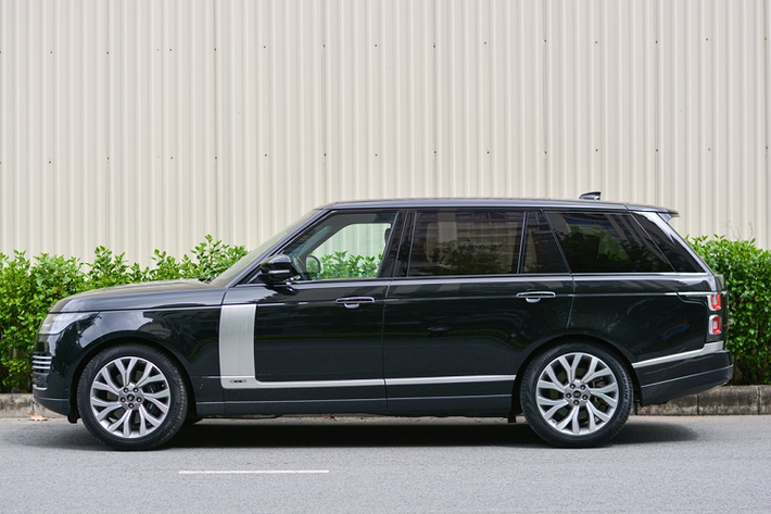 Land Rover Range Rover được biết đến là dòng xe SUV thiết kế sang trọng, tinh tế cùng giá bán đắt đỏ. Trong đó, 3 mẫu thuộc phiên bản Autobiography LWB trục cơ sở kéo dài do Land Rover Việt Nam phân phối gồm: Vogue, Autobiography, SVAutobiography.