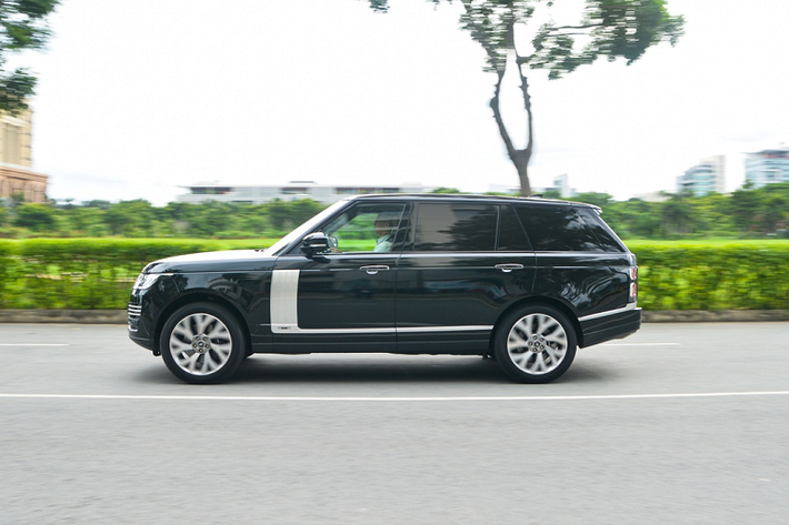 Giá xe Range Rover Autobiography LWB bản tiêu chuẩn tại Việt Nam khoảng 10,7 tỷ đồng, xe sở hữu động cơ I6 tăng áp 3.0L, công suất 394 mã lực, mô-men xoắn cực đại 550 Nm. Xe trang bị hệ dẫn động 4 bánh AWD, hộp số tự động 8 cấp. Ngoài ra, Autobiography LWB có tùy chọn động cơ xăng V8 5.0L cho công suất 517-557 mã lực.