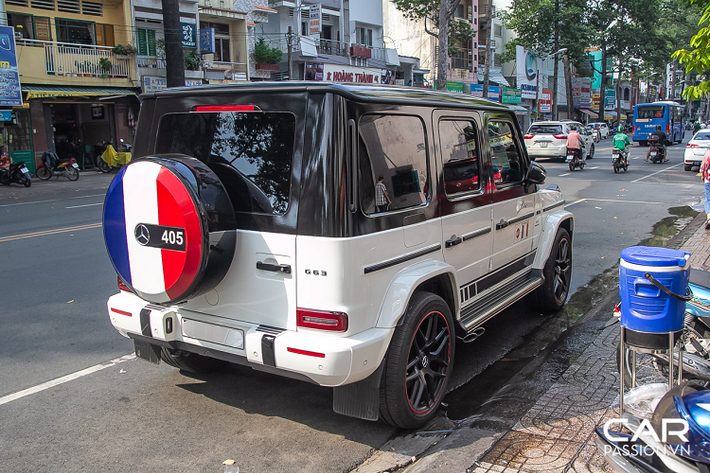 Ngoài ra, xe cũng được trang bị những công nghệ hỗ trợ an toàn tiên tiến như hệ thống chống bó cứng phanh ABS, cân bằng điện tử, phanh thích ứng, khởi hành ngang dốc, giữ phanh tự động Hold, hỗ trợ đỗ xe chủ động, cảnh báo mất tập trung và hệ thống 7 túi khí. Giá xe Mercedes-AMG G63 Edition 1 2019 hiện bán ra khoảng hơn 10 tỷ tại Việt Nam.