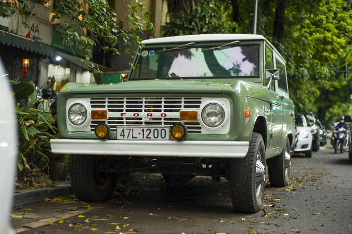 Chiếc Ford Bronco đời cổ xuất hiện trên đường phố Hà Nội với ngoại hình vuông vắn, kết cấu hình hộp đặc trưng của thế hệ đầu (1965-1977). Mẫu xe trong bài là phiên bản Ford Bronco wagon.