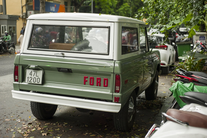 Khi chính thức được bán ra, một chiếc Ford Bronco thế hệ đầu có giá khoảng 2.194 USD. Hiện nay, mẫu xe này được các trang đấu giá tại Mỹ rao bán với giá 42.000-245.000 USD tùy thuộc vào năm sản xuất, phiên bản và độ mới.
