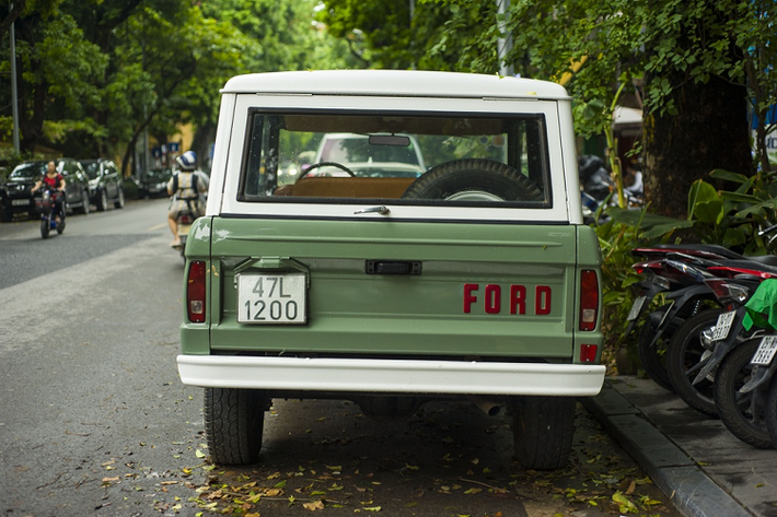 Khi ra mắt vào tháng 8/1965, Ford Bronco được trang bị động cơ 6 xy-lanh thẳng hàng 2.8L lấy từ Ford Falcon, cho công suất 105 mã lực. Đến tháng 3/1966, xe có thêm tùy chọn động cơ V8 4.7L, công suất 200 mã lực.