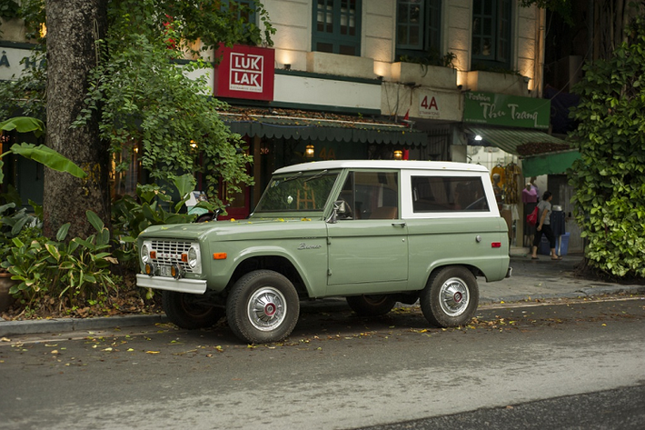 Ý tưởng cho ra đời mẫu SUV địa hình Ford Bronco được giám đốc sản phẩm của Ford, ông Donald N. Frey khởi xướng từ năm 1960. Thiết kế đầu tiên của xe đến từ ông Paul G. Axelrad và vào năm 1964, kế hoạch sản xuất Bronco được phê duyệt. Ban đầu, Ford Bronco được xếp là mẫu xe địa hình (ORV), cạnh tranh với Jeep CJ-5.