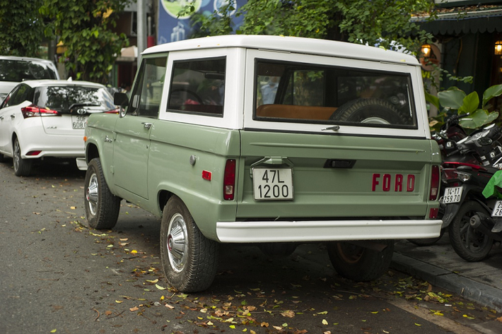 Phía đuôi xe, chữ Ford được sơn đỏ khá nổi bật. Đây là điểm nhận dạng của gói nâng cấp Sport, được Ford giới thiệu lần đầu vào năm 1967. Chiếc xe sở hữu gói nâng cấp ngoại hình thể thao bao gồm các chi tiết mạ chrome như tay nắm cửa, cản trước, ký hiệu...
