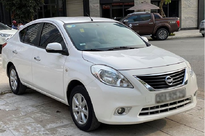 Nissan Sunny tại Việt Nam nằm cùng phân khúc với Toyota Vios, Hyundai Accent hay Mazda2 nhưng giá bán có phần rẻ hơn, đối với xe cũ Nissan Sunny cũng có mức giá dễ chịu hơn. Dù được đánh giá cao về vận hành và giá trị sử dụng nhưng Nissan Sunny với bị mất giá bởi thiết kế chưa phù hợp với gu thẩm mỹ của người Việt.